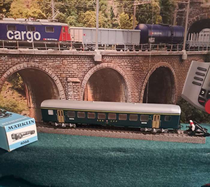 Marklin HO 4066 swiss first cl passenger car IOP