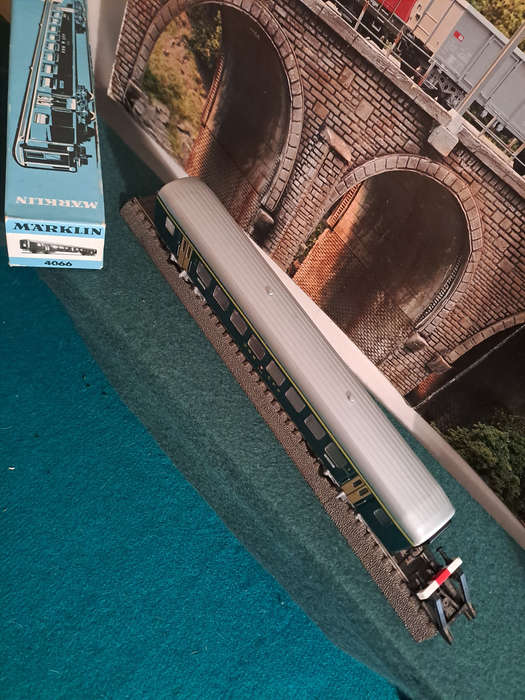 Marklin HO 4066 swiss first cl passenger car IOP