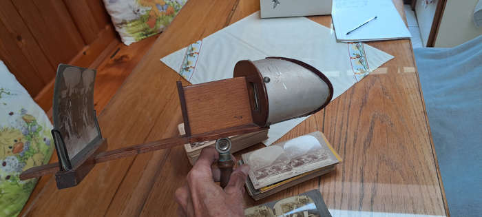Antique Ptnd 1897 Underwood stereoscope with 90 stereoscopic photographs