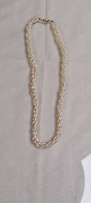 3 stand costume pearl vintage necklace very pretty