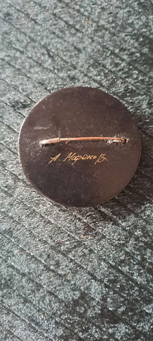 Vintage Russian hand pained and signed lacquered wood brooch BEAUTIFULL