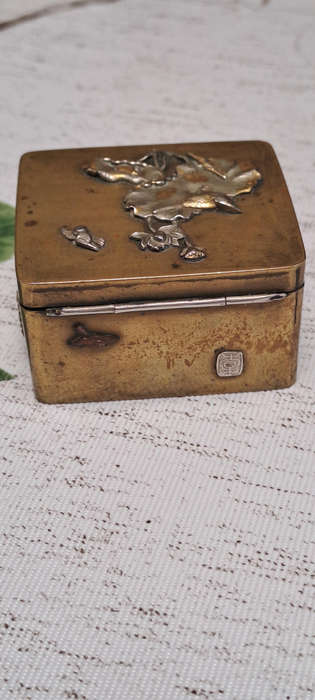 Antique Brass Japanese Snuff/stamp box/pill box Meiji Period Relief Decoration silver and gold rare