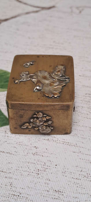 Antique Brass Japanese Snuff/stamp box/pill box Meiji Period Relief Decoration silver and gold rare