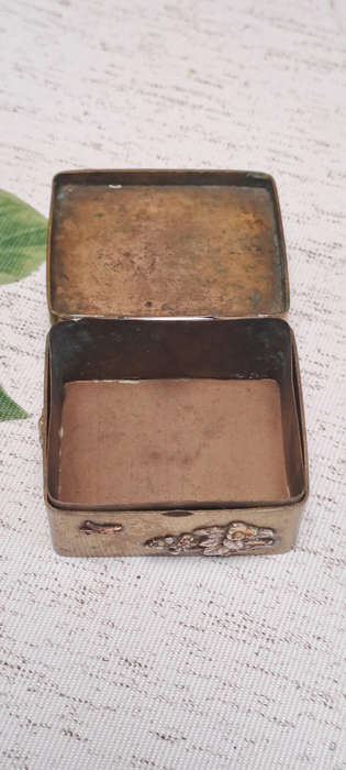 Antique Brass Japanese Snuff/stamp box/pill box Meiji Period Relief Decoration silver and gold rare