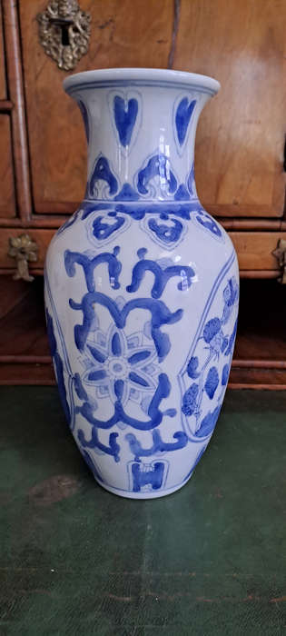 Large 26cm Chinese vase
