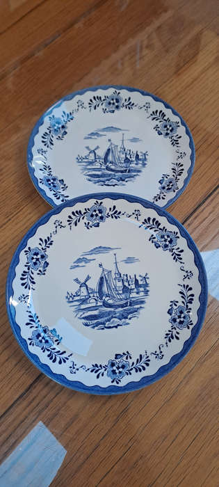 2 lovely Johnson Brothers plates diam 20.5cm like new