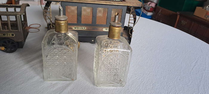 Vintage Locomotive and coach bar with 2  original decanters