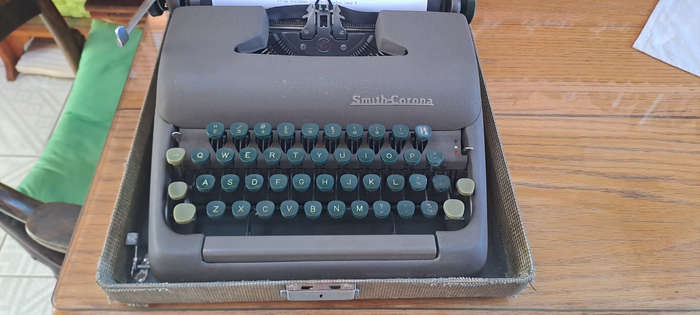 Nice condition Vintage Smith Corona silent typewriter 1950's working