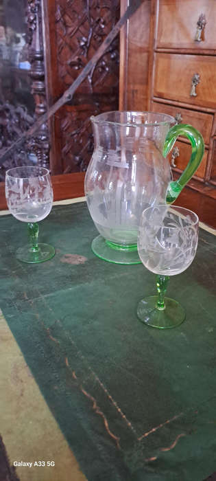 Art Deco green glass jug and 2 glasses