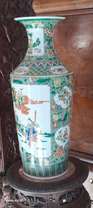 CHINESE FAMILLE VERTE PORCELAIN VASE 19th Century In rouleau form, with warrior landscape scene 55cm