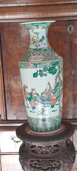 CHINESE FAMILLE VERTE PORCELAIN VASE 19th Century In rouleau form, with warrior landscape scene 55cm