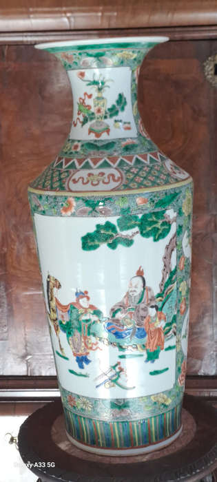 CHINESE FAMILLE VERTE PORCELAIN VASE 19th Century In rouleau form, with warrior landscape scene 55cm