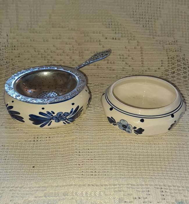 Delft tea strainer and extra cup