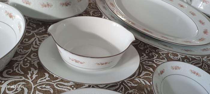 Noritake  Glenaire 2060 complete dinner service 6 place settings also available the tee/coffee set