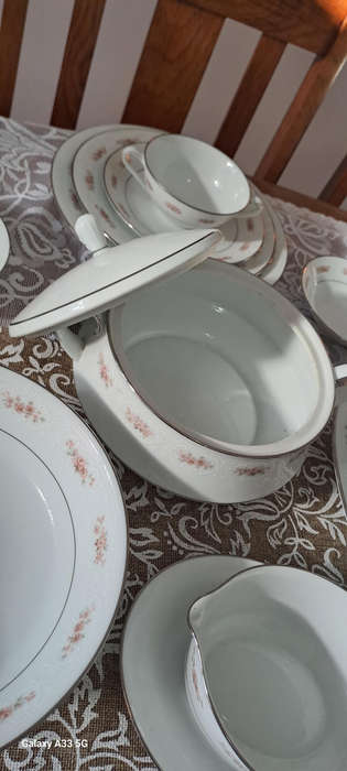 Noritake  Glenaire 2060 complete dinner service 6 place settings also available the tee/coffee set