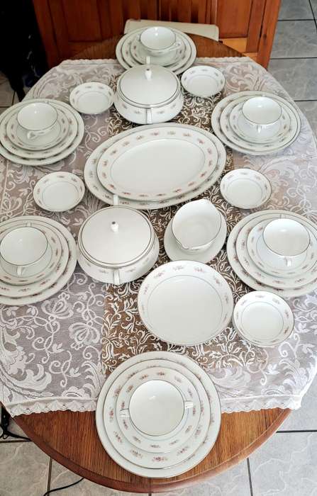 Noritake  Glenaire 2060 complete dinner service 6 place settings also available the tee/coffee set