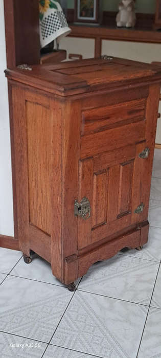 Antique Colonial Refrigerator/icebox/cooler "The Keyser Manufacturing co" oak excellent piece
