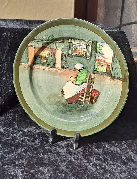 ROYAL DOULTON WALL PLATE 26 CM