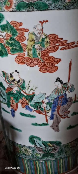 CHINESE FAMILLE VERTE PORCELAIN VASE 19th Century In rouleau form, with warrior landscape scene 55cm