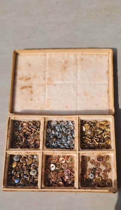 job lot of 100ds of vintage silver and gold watch crowns some used but mostly new