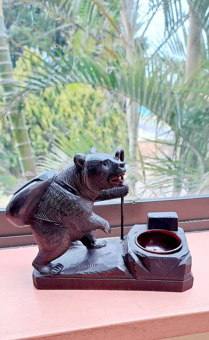 Vintage genuine Black Forest hiking bear ash tray beautiful detail with glass eyes