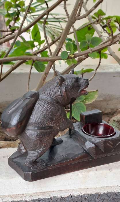 Vintage genuine Black Forest hiking bear ash tray beautiful detail with glass eyes