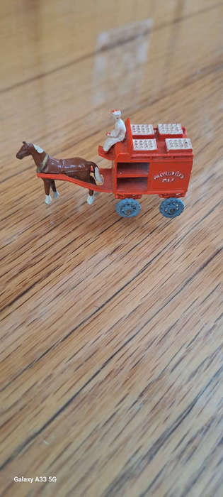 Lesney Matchbox No 7A milk cart with horse. very nice condition