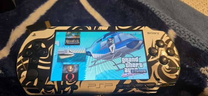 listing 1 PSP 1000 modded 64gb 60+games whiteames loaded