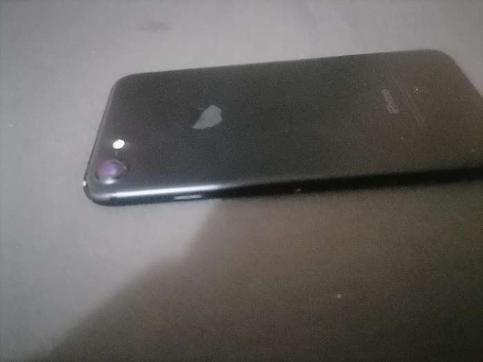 APPLE IPHONE 7 A1778 CELLPHONE. POWERS ON, SEAMS TO BE STUCK ON HELLO SCREEN**