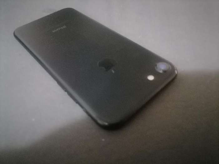 APPLE IPHONE 7 A1778 CELLPHONE. POWERS ON, SEAMS TO BE STUCK ON HELLO SCREEN**