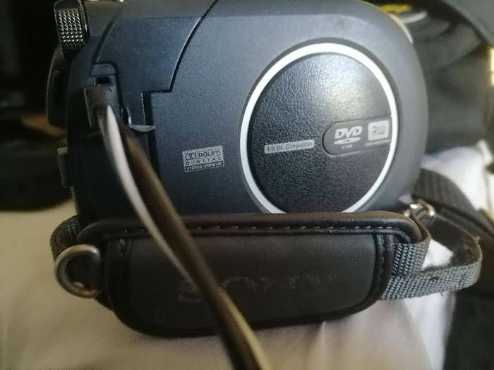 Sony HandyCam DCR-DVD608E WITH CHARGER AND CARRY BAG