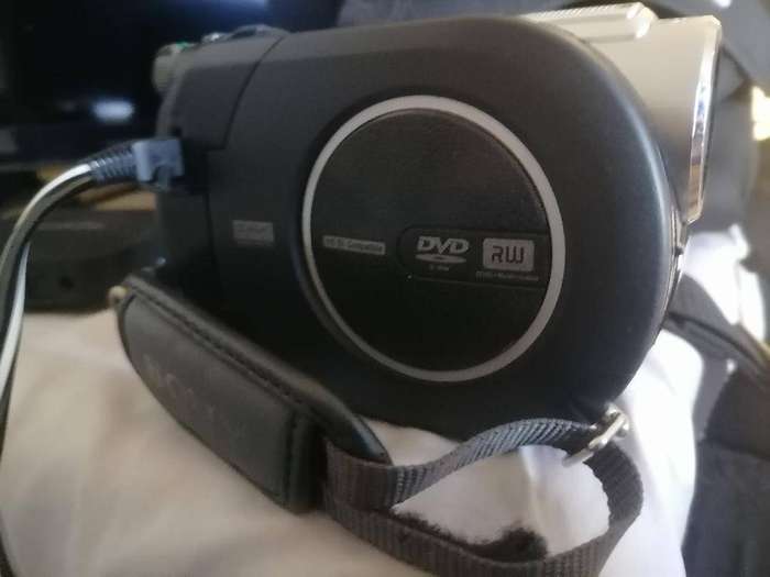 Sony HandyCam DCR-DVD608E WITH CHARGER AND CARRY BAG
