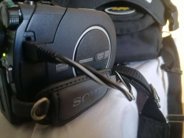 Sony HandyCam DCR-DVD608E WITH CHARGER AND CARRY BAG