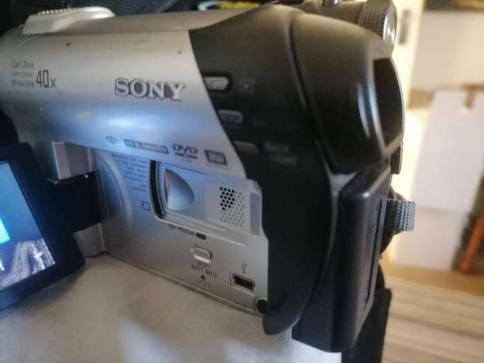 Sony HandyCam DCR-DVD608E WITH CHARGER AND CARRY BAG