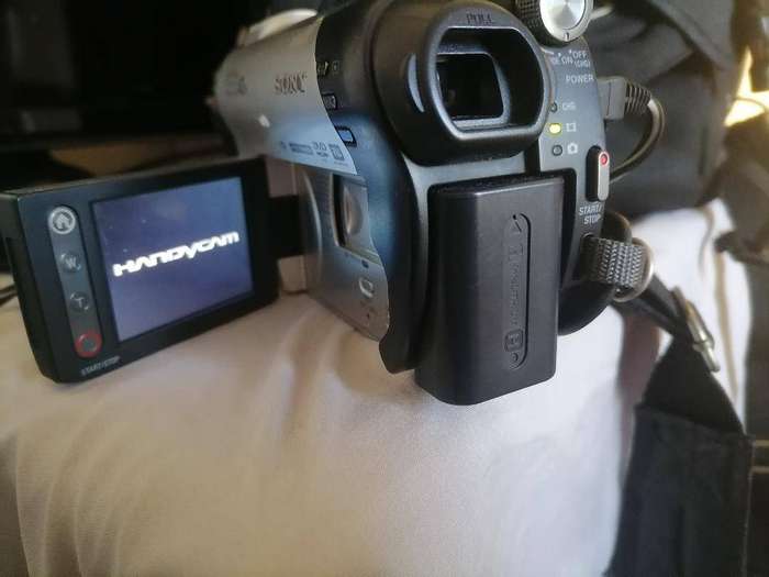 Sony HandyCam DCR-DVD608E WITH CHARGER AND CARRY BAG