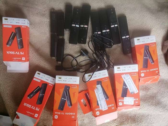 LOT OF 6 X DEFECTIVE XIAOMI 4K TV STICKS WITH BOXES AND REMOTES(ONE BID FOR THE LOT)