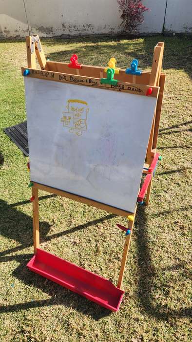 Melissa & Doug Deluxe Wooden Standing Art Easel