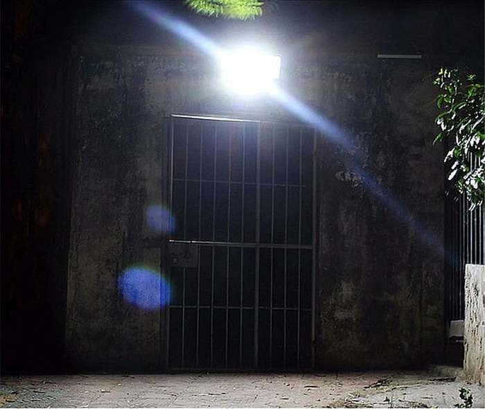 BK-128 Solar Wall Lamp  6COB LEDs with Remote Control, Motion & Dusk Sensor