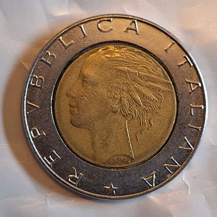 Italy 1990 500 Lire Bimetallic: bronzital center in acmonital ring