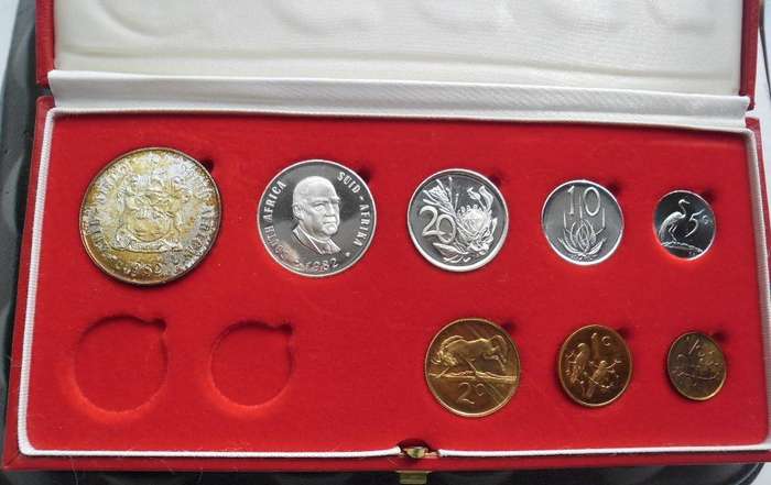 1982 PROOF SET  IN LP BOX SILVER R1 SHOWS TONING (NO GOLD COINS)