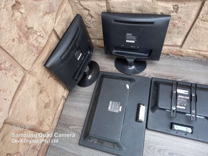 4 x Mecer Monitors Clearance Bundle - 2 x Stands & 1 x Mounting Bracket - Various Sizes - Has Faults