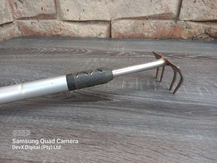 Compact Silver Garden Rake  Extendable Design for Easy Gardening - Durable Silver Finish