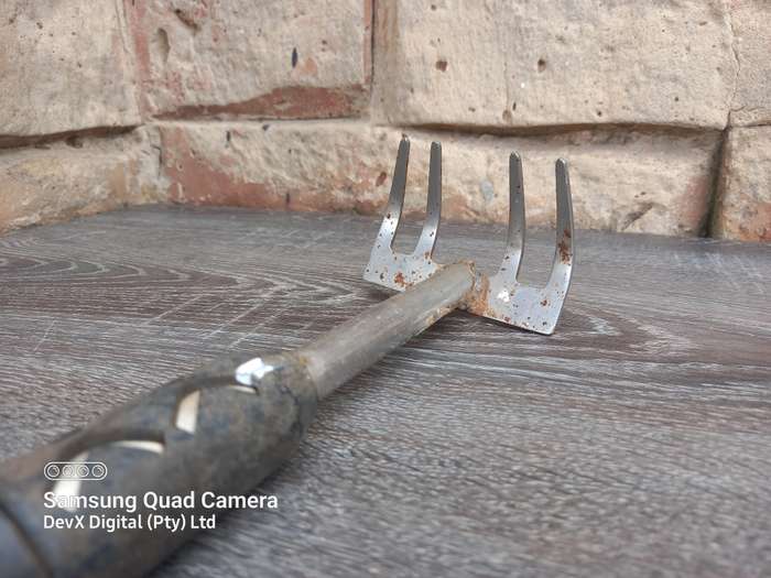 Compact Silver Garden Rake  Extendable Design for Easy Gardening - Durable Silver Finish