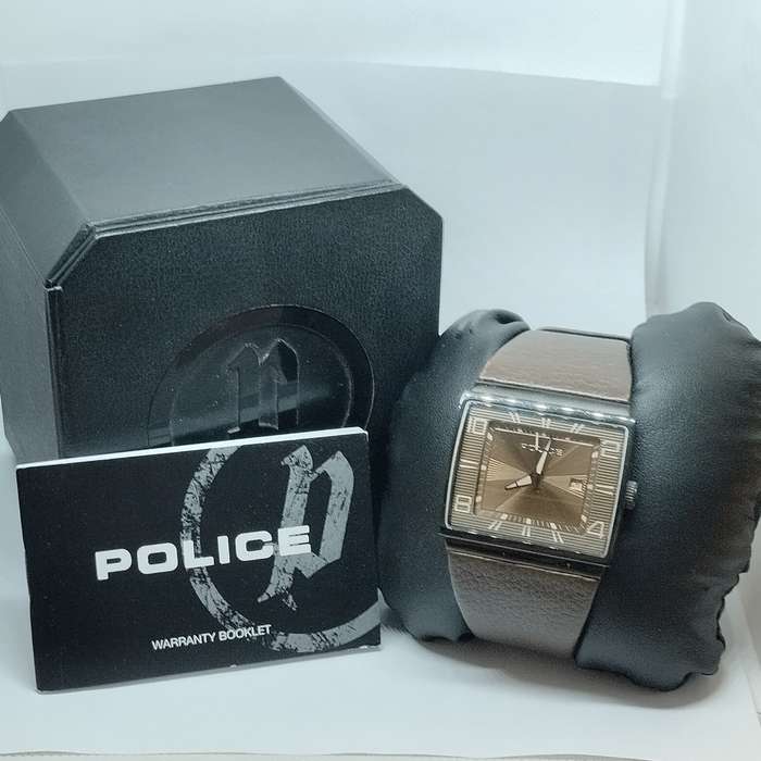 Police Evade Watch with Box and Papers #N002