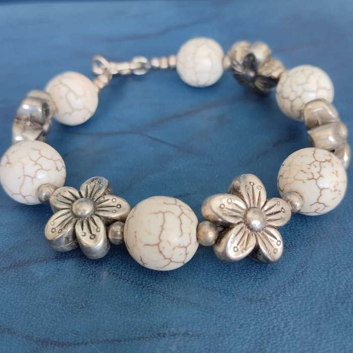 Stainless Steel Flower and Beaded Costume Jewellery Bracelet #WK0015