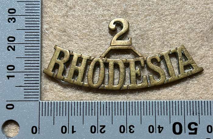 RHODESIA REGIMENT - 2 RR BRASS SHOULDER TITLES WW1 VARIANTS - NO LUGS