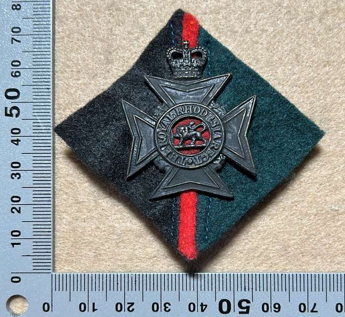 RHODESIA REGIMENT - 1 RR CAP BADGE WITH FLASH BACKING QC