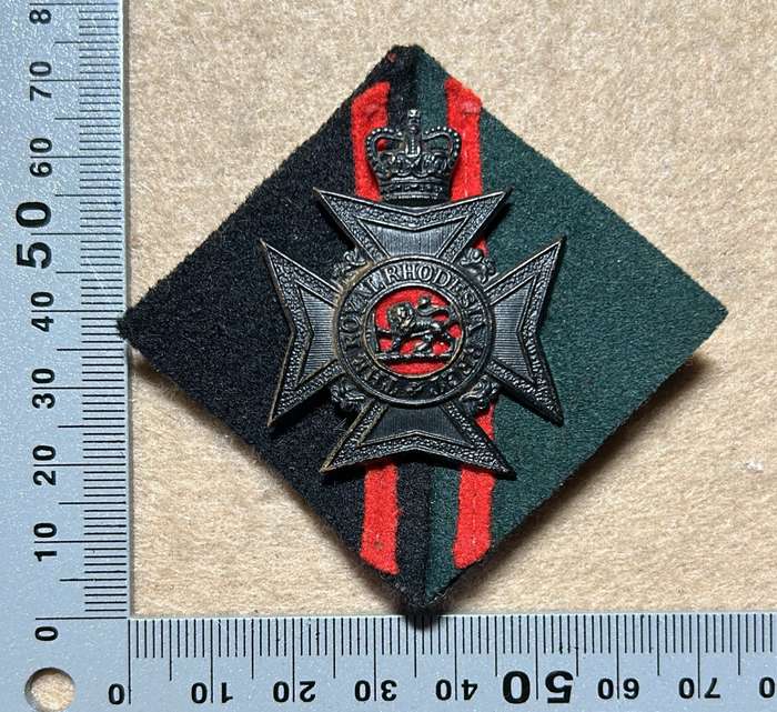 RHODESIA REGIMENT - 2 RR CAP BADGE WITH FLASH BACKING QC