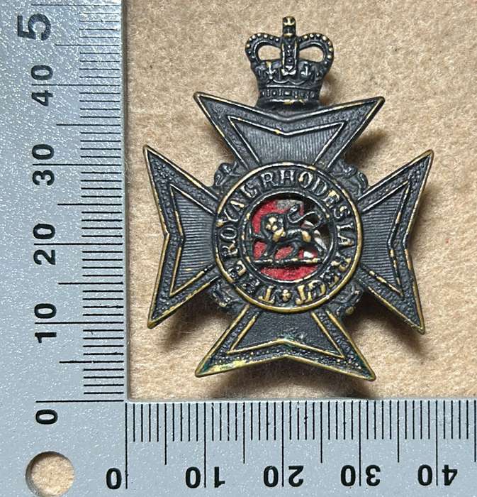 RHODESIA REGIMENT - BADGE RED BACKING QC