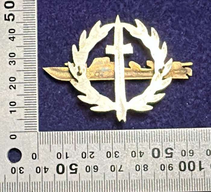 OLD S.A. NAVY LATER ISSUE STRIKE-CRAFT BADGE, TWO PIECE, GILDED STRIKE-CRAFT ON CHROMED WREATH